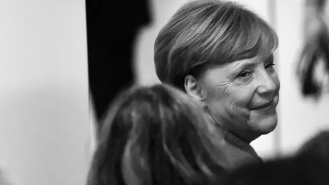 메르켈 총리가 초반 선거 결과가 나온 직후 당사를 떠나고 있다