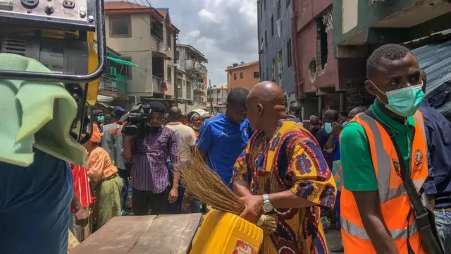 Mutane na kwashe kayansu daga gidajen da za a rushe