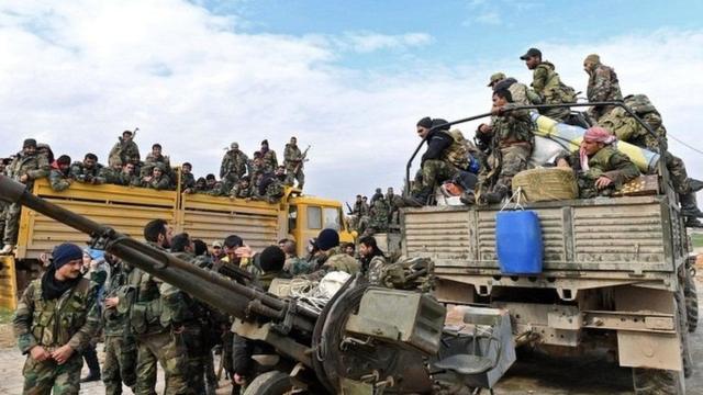 Бойцы сирийских правительственных войск направляются в сторону города Саракиб
