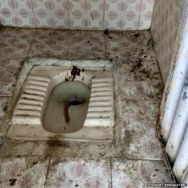 शाळेतलं विद्यार्थ्यांसाठीचं शौचालय.