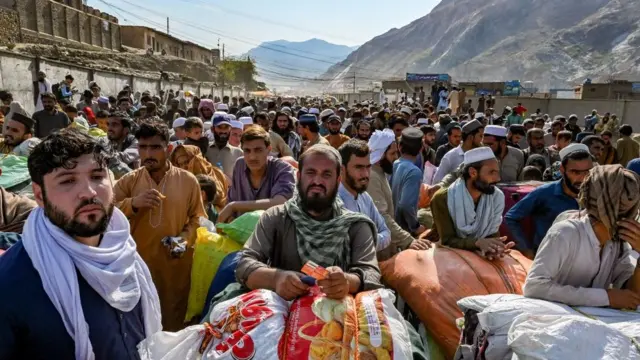 د اکتوبر پر ۲۷مه ګڼ افغان کډوال په داسې حال کې ولیدل شول، چې په تورخم کې یې افغانستان ته د ننوتو انتظار کاوه.