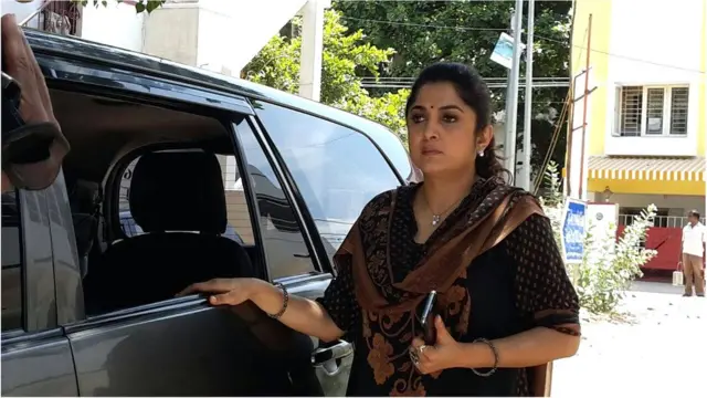 సినీనటి రమ్యకృష్ణ