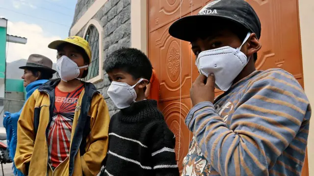 Niños cubiertos con barbijos.