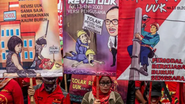 Sejumlah organisasi serikat buruh mengancam bakal menggugat Perppu Cipta Kerja ke MK lantaran pasal-pasal dalam klaster ketenagakerjaan masih merugikan posisi buruh. 