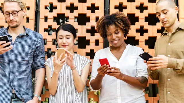 Соціальні мережі тільки спонукають нас виставляти напоказ прояви успішності, бездоганнсті, любові до себе