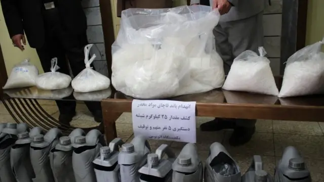 ایران در همسایگی افغانستان از بزرگترین تولیدکنندگان مواد مخدر در جهان قرار دارد و به دلیل موقعیت جغرافیایی اش مسیر ارزانی برای انتقال این مواد به اروپا است. مقام های ایرانی می گویند ایران یکی از بزرگترین سنگرهای مبارزه با مواد مخدر است و تاکنون صدها نفر از نیروهای پلیس این کشور در این راه کشته شده اند
