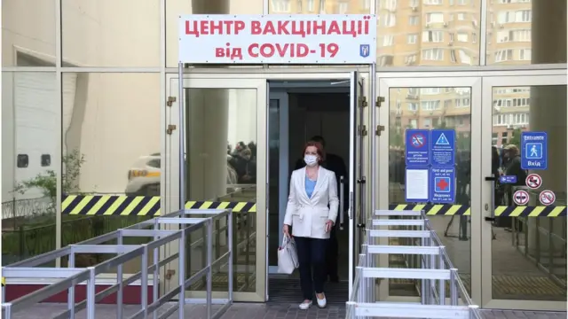 Темпи вакцинації в Україні зростають, але хвороба може їх випередити