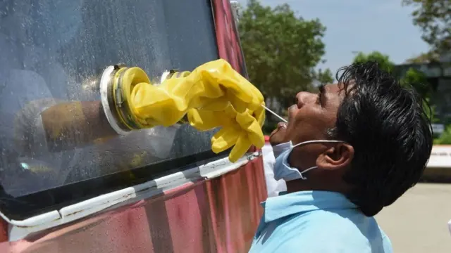 પેશન્ટના નમુના લઈ રહેલ સરકારી કર્મચારીની તસવીર