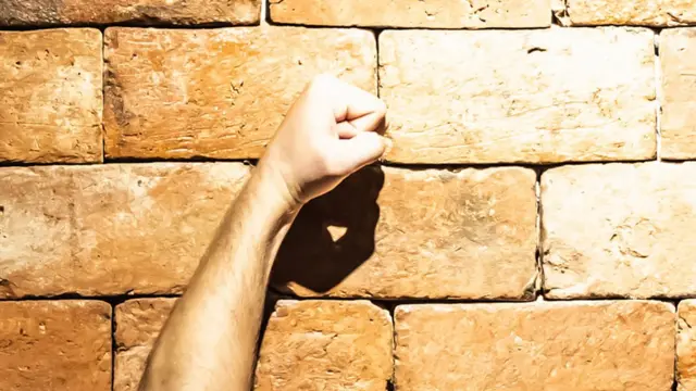 Puño golpeando la pared