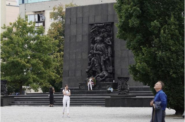 位于华沙波兰犹太人历史博物馆附近的起义纪念碑。
