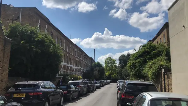 یوه ګاونډي ویلي، سړی د ګاونډي په باغ کې له الوتکې راولوېد