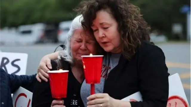 ন্যাশনাল রাইফেলস এসোসিয়েশনের সামনে প্রতিবাদে অংশ নেয়া দুই নারী।