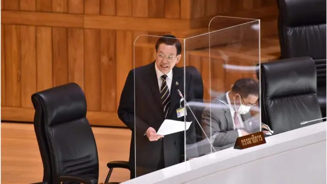 กมธ.พิจารณาร่างแก้ไขรัฐธรรมนูญแจ้งนัดหมายประชุมด่วนผ่านแอปพลิเคชันไลน์ โดยมีผู้เข้าร่วมราว 30 คน