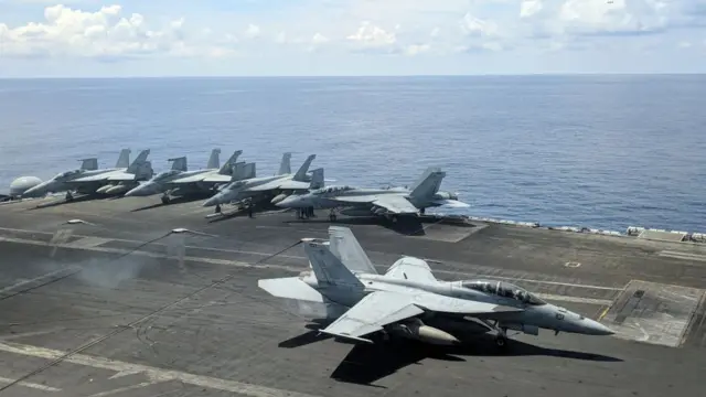 দক্ষিণ চীন সাগরে মার্কিন বিমানবাহী যুদ্ধজাহাজ ইউএসএস রোনাল্ড রেগান, ১৬-১০-২০১৯।