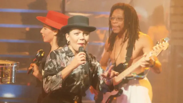 Loalwa se apresenta com Kaoma ao som deem programa da BBCjackpot cassino1989