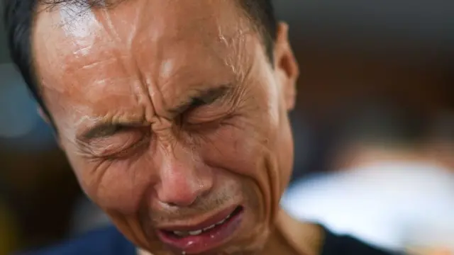 ญาติผู้เสียชีวิตหลั่งน้ำตาด้วยความเสียใจจากเหตุเรือล่ม