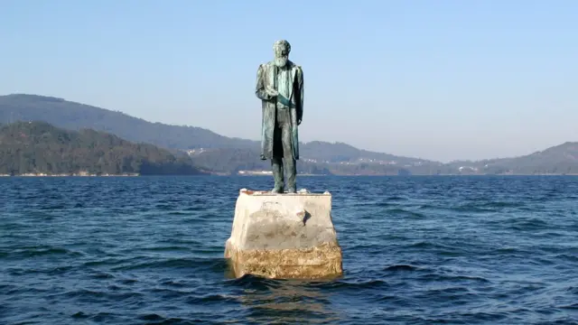 Monumento a Julio Verne frente a la Isla de San Simón.