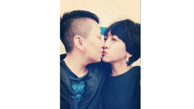 虽然尚未得到父母祝福,余心褕(右)表示,为了幸福仍决定登记结婚。