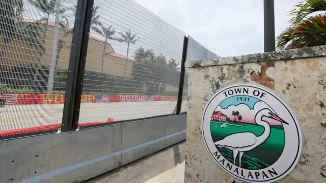 Mar-a-Lago con anuncios de bienvenida a la delegación china.