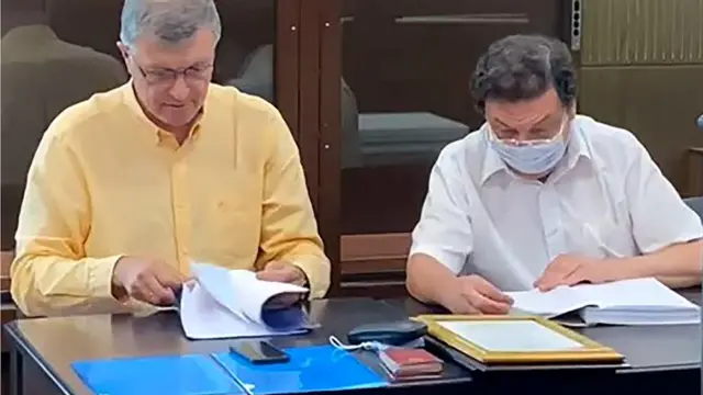 Адвокат и Владимир Мау (справа) в Тверском суде