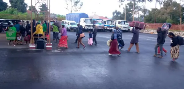 Guverineri Gatabazi avuga ko aba baturage bagejejwe ku mupaka wa Cyanika