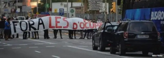 सड़क को रोक कर प्रदर्शन करते प्रदर्शनकारी