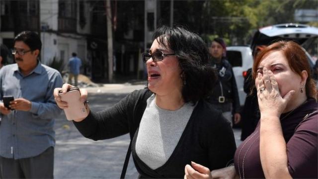 Dos mujeres reaccionan al sismo en Ciudad de México
