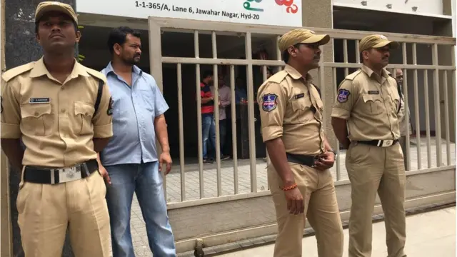 హైదరాబాద్‌లో వరవరరావు ఇంటి వద్ద పోలీసులు