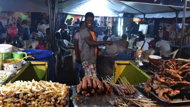 Vente de nourriture pendant le Festival panafricain du cinéma et de la télévision en 2017 à Ouagadougou