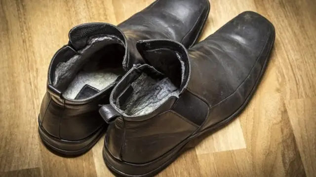 حذاء أسود اللون، وغير أنيق