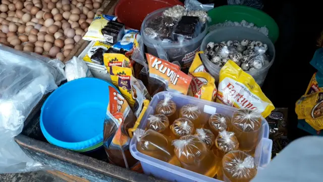 Harga sembako melambung tinggi. 