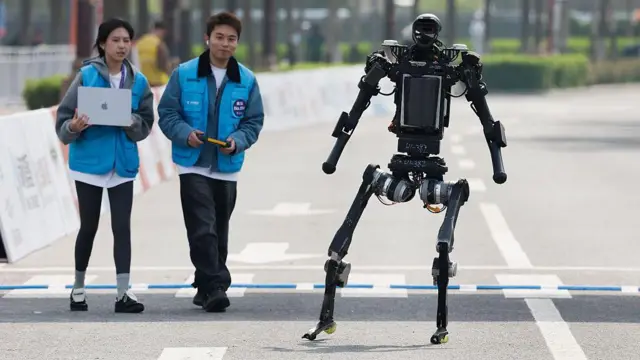 Гуманоидный робот пересекает финишную черту во время Пекинского полумарафона гуманоидов 19 апреля 2026 года в Пекине,