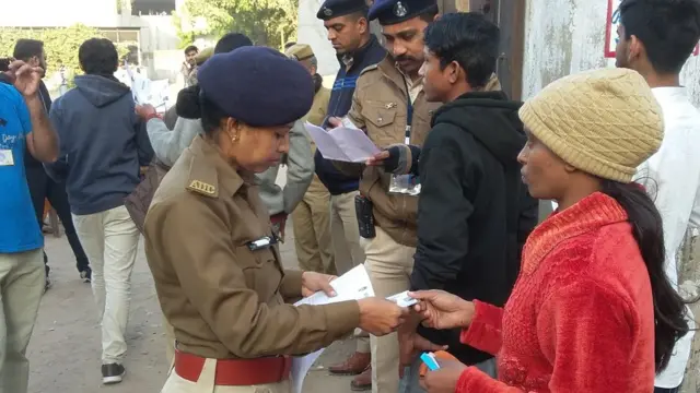 પરીક્ષા કેન્દ્ર પર ચેકિંગ કરી રહેલા પોલીસ અધિકારીઓ
