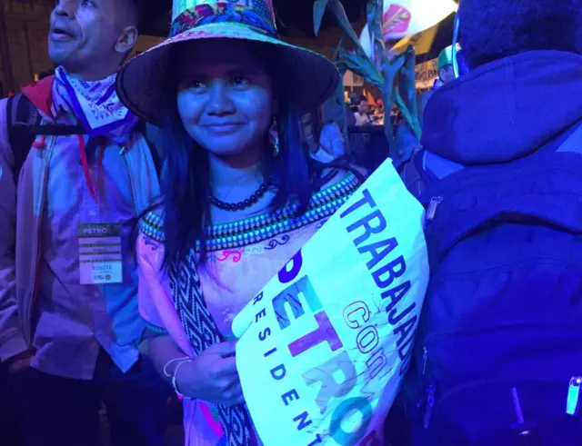 Joven indígena con la bandera de Petro