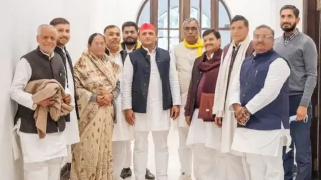 અખિલેશે તાજેતરનાં પોતાનાં ચૂંટણીપ્રચાર અભિયાનોમાં પાર્ટીના યાદવ નેતાઓથી એક અંતર જાળવી રાખ્યું છે.