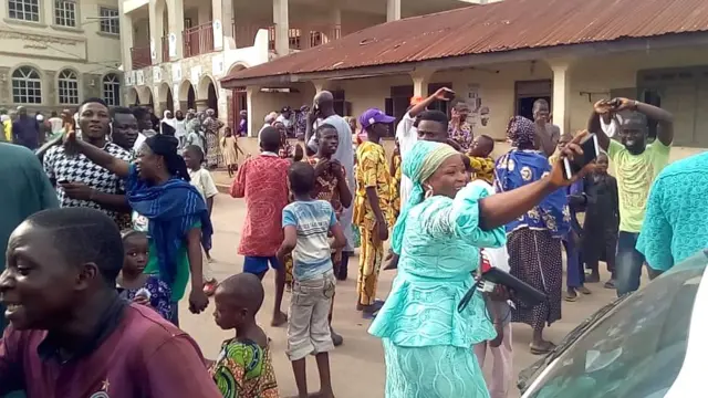 Awọn eeyan to n sajọyọ nile Dapọ Abiọdun