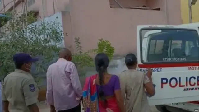 ਨਾਗੇਸ਼ਵਰ ਰੈਡੀ ਦੋੜੇ ਨੂੰ ਲੈ ਕੇ ਜਾਂਦੀ ਹੋਈ ਪੁਲਿਸ