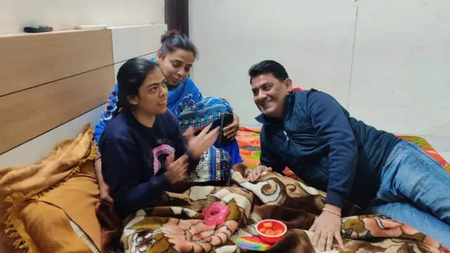 ਦੀਕਸ਼ਾ ਆਪਣੇ ਮਾਤਾ- ਪਿਤਾ ਮਨਿੰਦਰ ਅਤੇ ਮੋਨਾ ਅਹੂਜਾ ਨਾਲ