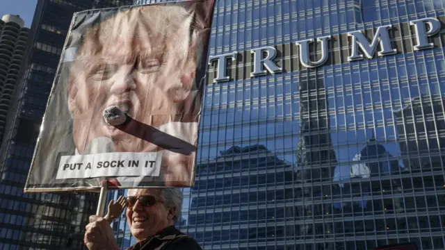 Pemrotes di depan Trump Tower