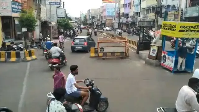 లాక్ డౌన్ అనంతరం రాజమండ్రిలో రోడ్లపైకి వచ్చిన ప్రజలు, వాహనాలు