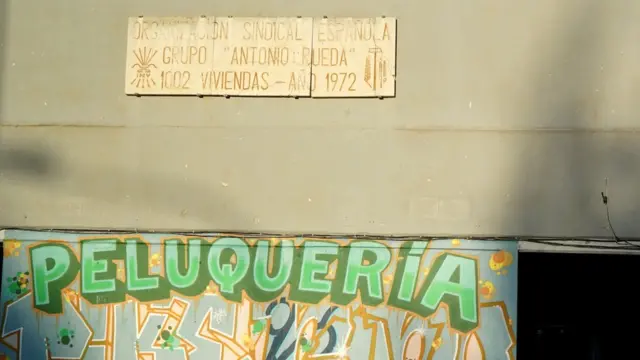 Placa con símbolos del franquismo.