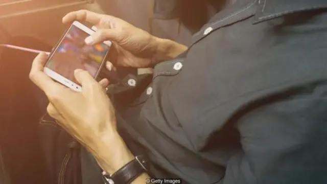 Bermain game di ponsel.