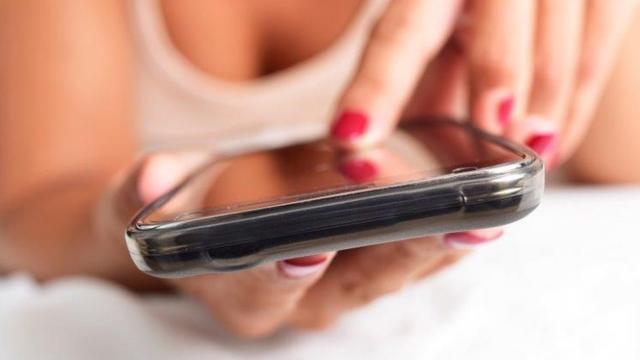 женские пальчики набирают текст на телефоне