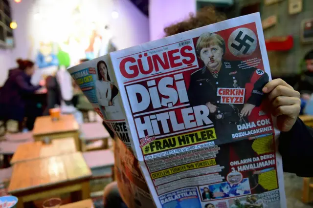 Türkiye ile Almanya arasındaki gerilimin arrtığı günlerde Türk basınında Angela Merkel'i Hitler'e benzeten haberler yayınlanmıştı