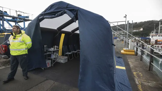 тент, где задержанные мигранты проходят медосмотр