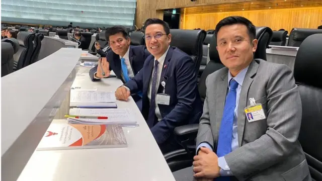 ชัยวุฒิ ธนาคมานุสรณ์ กับ พุทธิพงษ์ ปุณณกันต์ และ สาธิต ปิตุเตชะ (หน้าไปหลัง) ระหว่างการประชุมสภา