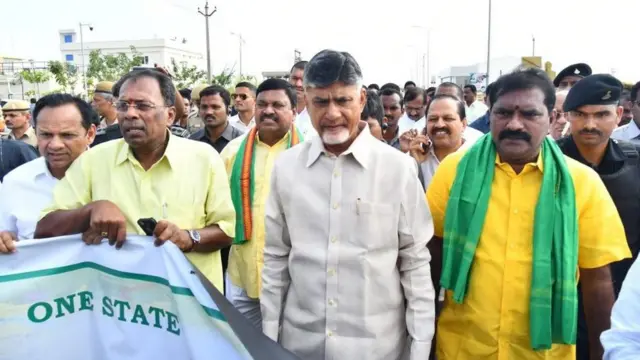 శాసనసభ ప్రత్యేక సమావేశాలకు టీడీపీ ఎమ్మెల్యేలు, ఎమ్మెల్సీలతో కలిసి ఆ పార్టీ అధినేత చంద్రబాబు వెళ్ళారు.
