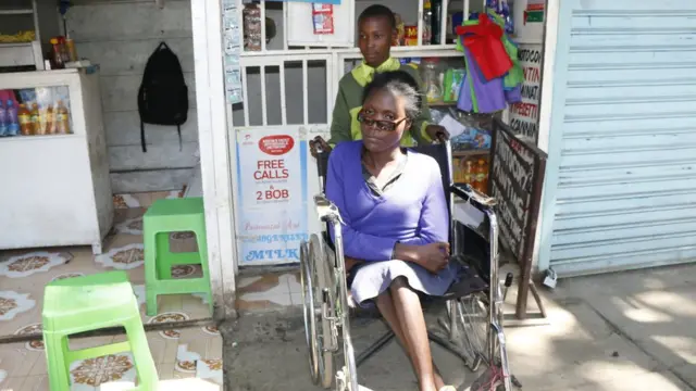 Irene ati ọmọ rẹ, Kevin, tó maa n ti i lọ sí ilé ìtajà rẹ̀ l'ójoojúmọ́