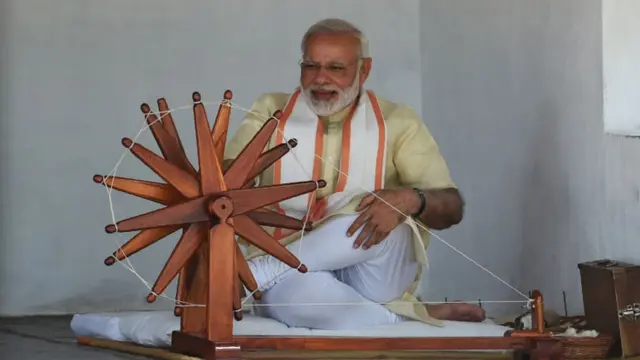 મોદીની ચરખા સાથેની તસવીર