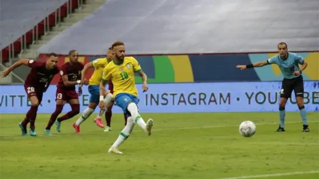 Neymar en un cobre de penalti